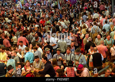 Masse der Leute genießen das Oktoberfest in München, Deutschland Stockfoto