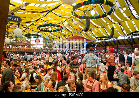 Masse der Leute im Zelt Paulaner in München, Deutschland Stockfoto