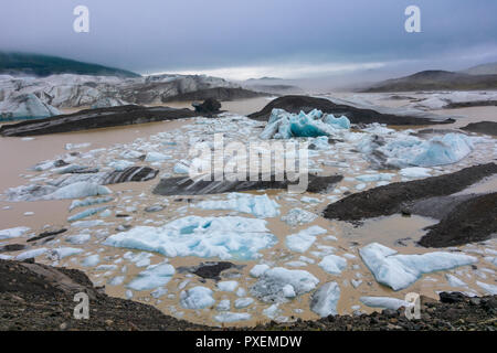 Blue Ice auf verborgenen Svinafellsjokull Gletschersee auf einem Arm der riesigen Gletscher Vatnajökull im Süden Islands Stockfoto