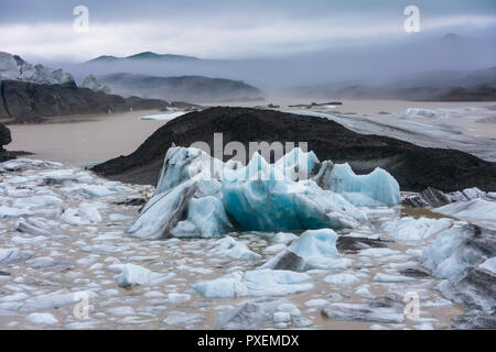 Blue Ice auf verborgenen Svinafellsjokull Gletschersee auf einem Arm der riesigen Gletscher Vatnajökull im Süden Islands Stockfoto