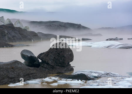 Blue Ice auf verborgenen Svinafellsjokull Gletschersee auf einem Arm der riesigen Gletscher Vatnajökull im Süden Islands Stockfoto