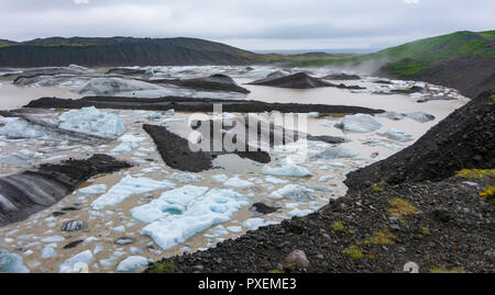 Blue Ice auf verborgenen Svinafellsjokull Gletschersee auf einem Arm der riesigen Gletscher Vatnajökull im Süden Islands Stockfoto