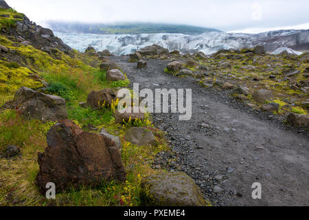 Blue Ice auf verborgenen Svinafellsjokull Gletschersee auf einem Arm der riesigen Gletscher Vatnajökull im Süden Islands Stockfoto