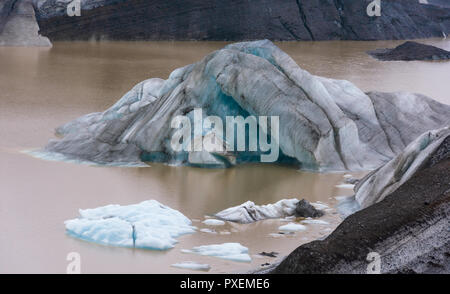 Blue Ice auf verborgenen Svinafellsjokull Gletschersee auf einem Arm der riesigen Gletscher Vatnajökull im Süden Islands Stockfoto