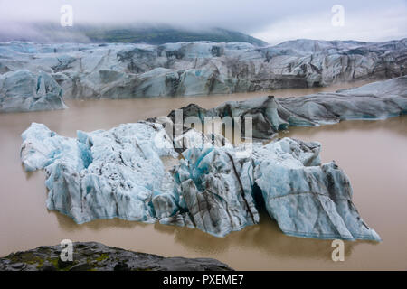 Blue Ice auf verborgenen Svinafellsjokull Gletschersee auf einem Arm der riesigen Gletscher Vatnajökull im Süden Islands Stockfoto