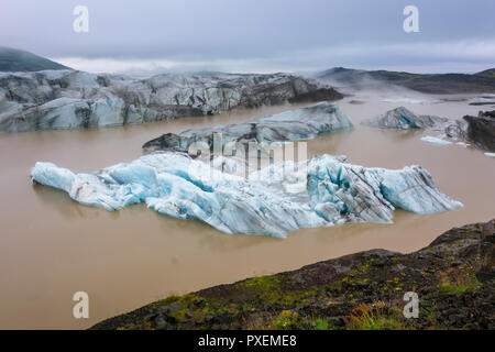 Blue Ice auf verborgenen Svinafellsjokull Gletschersee auf einem Arm der riesigen Gletscher Vatnajökull im Süden Islands Stockfoto