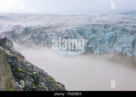 Blue Ice auf verborgenen Svinafellsjokull Gletschersee auf einem Arm der riesigen Gletscher Vatnajökull im Süden Islands Stockfoto