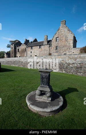 Aberlour Schloss mit Sonnenuhr im Garten, Fife, Schottland (in der Nähe von Edinburgh) Stockfoto