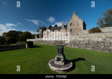 Aberlour Schloss mit Sonnenuhr im Garten, Fife, Schottland (in der Nähe von Edinburgh) Stockfoto