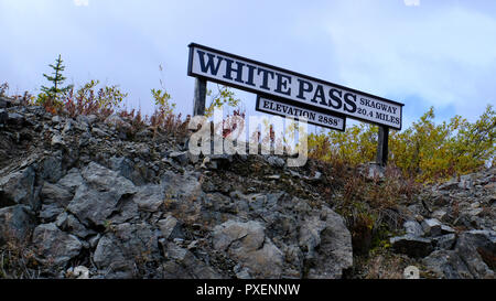 Zeichen entlang der White Pass und Yukon Route Railroad in der Nähe von Skagway, Alaska Stockfoto