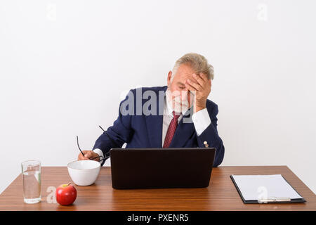 Studio geschossen von Stattlichen älteren bärtigen Geschäftsmann Holding eyegl Stockfoto