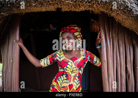 Afrikanische Frau in traditioneller Kleidung auf Ngamba Island, Lake Victoria, Uganda Stockfoto