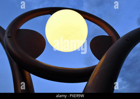 Detail einer Licht über eine Rampe führt in den Frank Lloyd Wright entworfenen Grady Gammage Memorial Auditorium an der Arizona State University in Tempe. Stockfoto