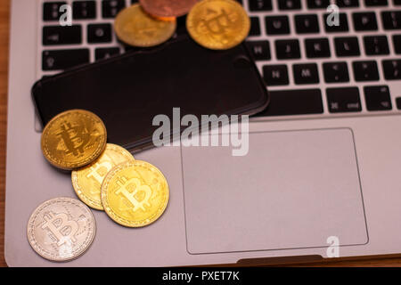Ein Stapel von Golden bitcoin Münze auf einem silbernen Tastatur des Laptops. Virtuelle cryptocurrency Konzept. Abbau von Bitcoins online Bussiness. Bitcoins Handel. Stockfoto