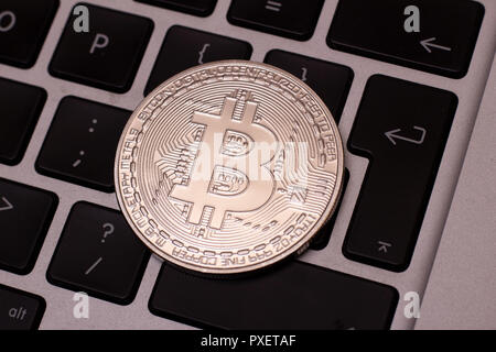Ein Stapel von Silber bitcoin Münze auf einem silbernen Tastatur des Laptops. Virtuelle cryptocurrency Konzept. Abbau von Bitcoins online Bussiness. Bitcoins Handel. Stockfoto