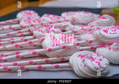 Home - merangue Candy auf einen Stick für Sweet Sixteen Geburtstagsfeier gemacht Stockfoto