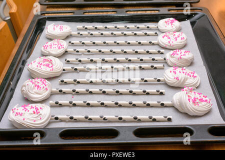 Home - merangue Candy auf einen Stick für Sweet Sixteen Geburtstagsfeier gemacht Stockfoto