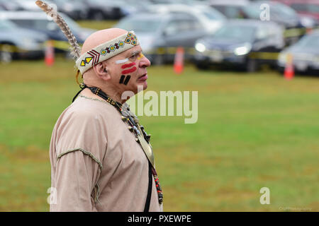 Männliche Native American gekleidet in traditionelle Kleidung und gefiederten Kopf band Stockfoto