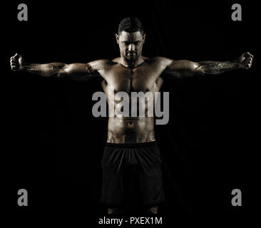 Männliche mit getönten Körper nach dem Fitness Training im Fitnessraum Stockfoto
