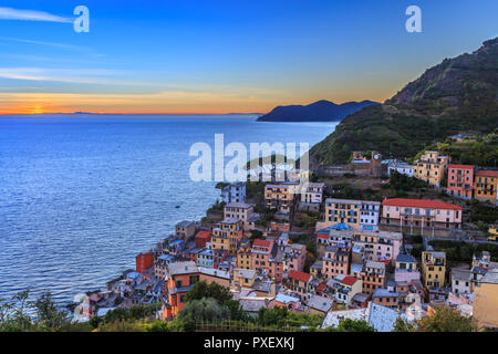 Fischerdorf Riomaggiore (Cinque Terre, Italien) Stockfoto