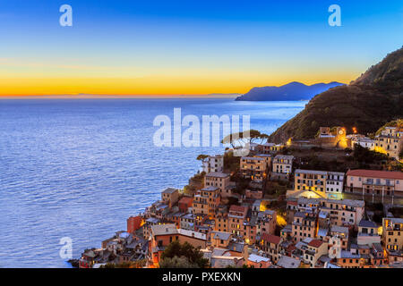 Fischerdorf Riomaggiore (Cinque Terre, Italien) Stockfoto