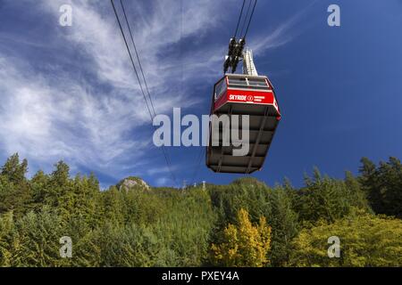 Blick Unter Der Weltberühmten Grouse Mountain Skyride Tramway Gondelhütte Blaue Skyline North Shore Mountains Pazifik Nordwesten British Columbia Kanada Stockfoto