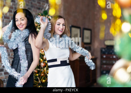 Zwei Frauen tragen Kleider Tanzen und Spaß haben auf der Party des Neuen Jahres Stockfoto