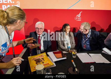 © Chris Bull. 23/9/18 Liverpool, Großbritannien. Die Labour Party Konferenz heute (Sonntag, 23. September 2018). Fringe Ereignis - Großbritannien: Wo Menschen eine Stimme haben. Abgebildet sind John McDonnell, Schatten der Schatzkanzler (links) und Len McCluskey, Unite Generalsekretär (rechts). Len McCluskey, Unite Generalsekretär und John McDonnell, Schatten der Schatzkanzler, teilen sich die Bühne. Len McCluskey hat heute gesagt, dass, wenn es zu einer Volksabstimmung, die Wähler nur die Wahl zwischen dem Verlassen der EU ohne ein Abkommen, und verlassen mit einem Angebot bekommen sollten. Foto: CHRIS STIER Stockfoto