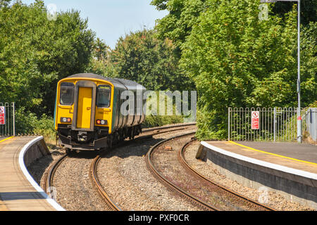 Diesel S-Bahn verlassen Llantwit Major Bahnhof in South Wales. Stockfoto