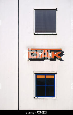 Worms, Deutschland - Oktober 13, 2018: Das Logo der Krankenversicherung DAK auf der Fassade eines Büro- und Geschäftshaus am 13. Oktober 2018 in Worms. Stockfoto