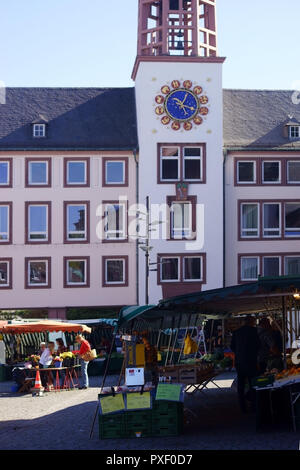 Worms, Deutschland - Oktober 13, 2018: Der Markt mit Ständen im Rathaus Worms am 13. Oktober 2018 in Worms. Stockfoto