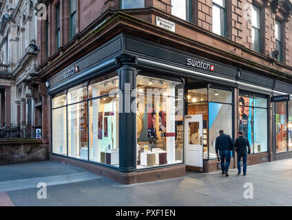 Fenster Display und Eingang der Swatch mode Schweizer Uhren Shop in der Buchanan Street, Glasgow, Schottland. Stockfoto