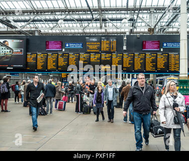 Passagiere in der bahnhofshalle vor einem Abflug in den Bahnhof Edinburgh Waverley, Schottland, Großbritannien Stockfoto