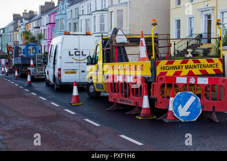 11. Oktober 2018 Straße Einschränkungen bei Reparaturarbeiten zu einem Wasserrohrbruch auf einer Meeresklippe Coast Road, Bangor, County Down Nordirland. Stockfoto