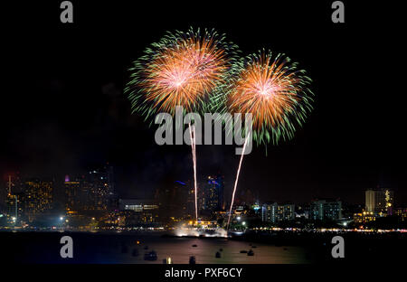 Feuerwerk erforscht über Stadtbild in der Nacht im Hafen im Pattaya. Urlaub festliche Feier Hintergrund Stockfoto