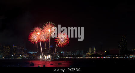 Feuerwerk erforscht über Stadtbild in der Nacht im Hafen im Pattaya. Urlaub festliche Feier Hintergrund Stockfoto