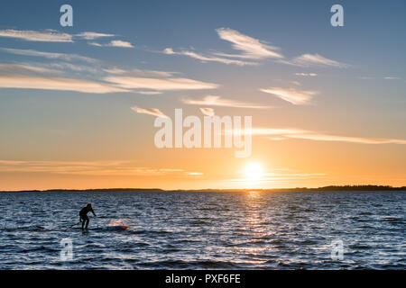 SUP-boarding an der Ostsee bei Dämmerung, Helsinki, Finnland, Europa, EU Stockfoto