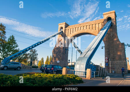 Wrolcaw, Polen. Grunwald Brücke (Most Grunwaldzki) über die Oder zwischen 1908 und 1910 gebaut. Imperial Bridge (kaiserbrücke), Brücke der Freiheit Freiheitsbrücke Stockfoto