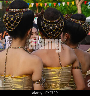 Eine Gruppe von thailändischen Studenten backstage, kurz vor der Durchführung der klassischen thailändischen Tänzen, in Santichaiprakarn Park, Bangkok, Thailand Stockfoto