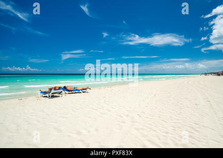 Schönen Strand von Varadero während des Tages, zwei Touristen liegen am Meer Betten tan, Varadero Kuba. Stockfoto