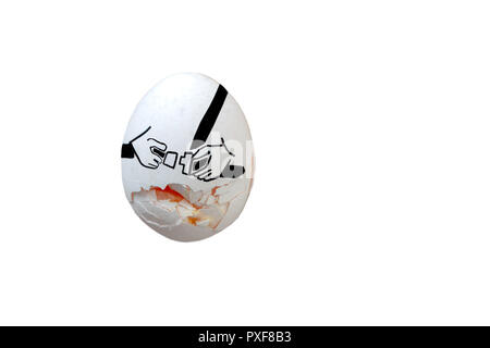 Rohes huhn eier mit Sprung Fasten eine Hand gezeichnet Gurt um ihre Taille in einem konzeptionellen Bild isoliert auf weißem, Sicherheitskonzept Stockfoto