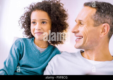 Schüchtern internationalen Mädchen, tief in Gedanken versunken Stockfoto