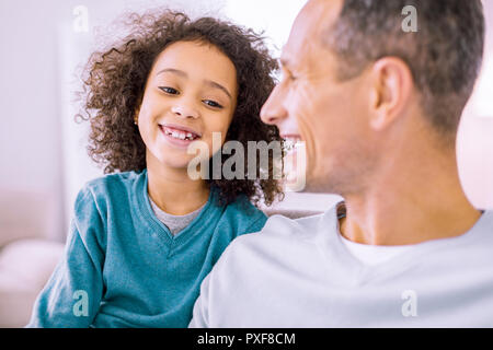 Erstaunlich kleines Mädchen halten Lächeln auf ihrem Gesicht Stockfoto