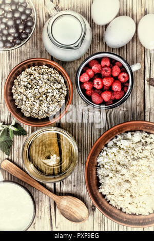 Frühstück. Gesundes Essen. Zutaten trendy Frühstück Müsli, Quark Beeren Stockfoto