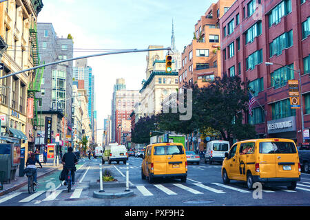 New York City, Vereinigte Staaten - November 3, 2017: Blick auf Manhattan Avenue (Damen 1,6 km Historic District) Stockfoto