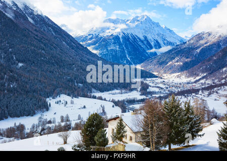 Winterlandschaft des Engadin an einem sonnigen Morgen, Guarda, Unterengadin, Graubünden, Schweiz. Stockfoto