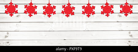Roter Stoff Weihnachtsverzierungen auf weißem Holzbohlen Panoramablick Hintergrund Stockfoto