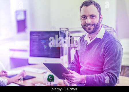 Zwei Wissenschaftler Gefühl inspiriert, während auf Ihrer neuen Forschung im Labor arbeiten Stockfoto