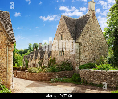 Alte Straße mit traditionellen Cotswold Cottage in einem sonnigen Frühlingsmorgen, Bibury, Gloucestershire, England, UK. Stockfoto