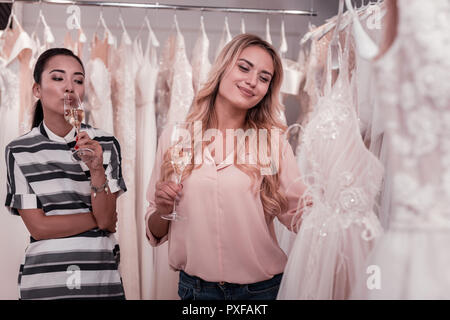 Positiv schöne Frauen, die Gläser mit Sekt Stockfoto